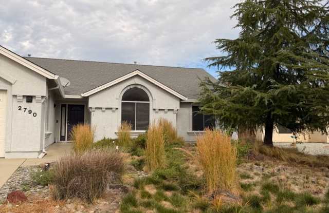 Beautifully Updated 3-Bedroom Home with Scenic Views in Redding Gallery 3