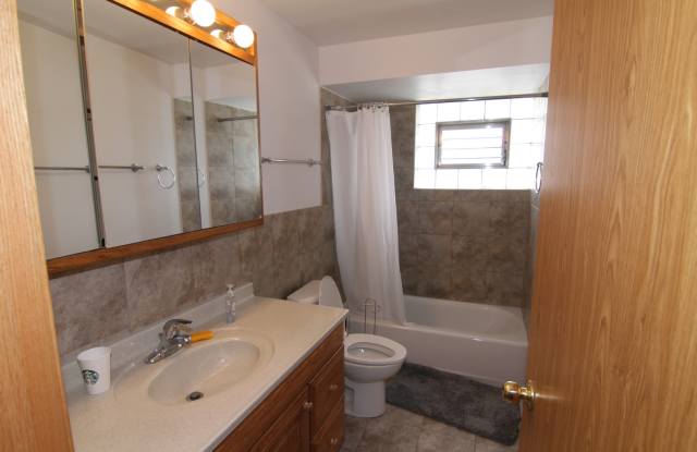 5211 North East River Road Gallery 4