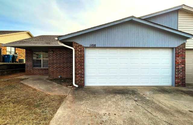 Charming 3-Bed / 2-Bath Duplex in the Heart of Midwest City! photos photos