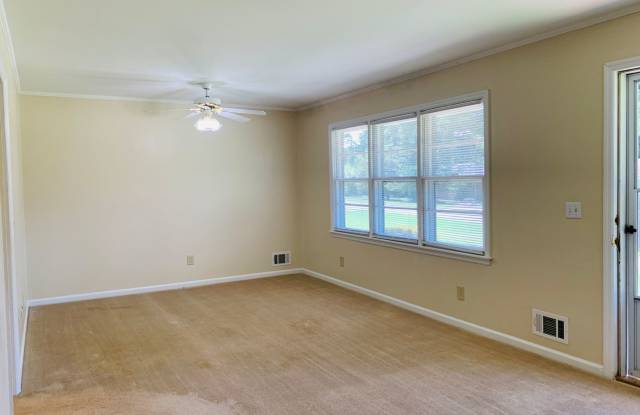 WOW! All brick 3 bedroom ranch in Newnan! Must see! Gallery 4