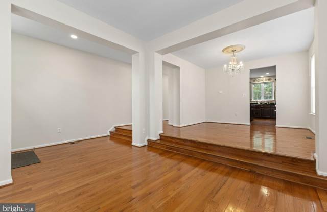 6 CHARTER GATE Drive Gallery 2