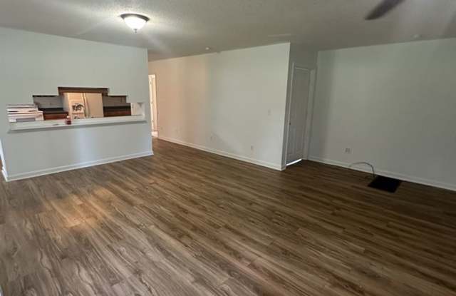Quiet 3 Bedroom 2 Bath with Creek Access!! – Pet Friendly! Gallery 4
