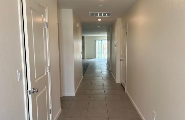 4 Bedroom 3 Bathroom Home Close to Shopping and Restaurants!! Gallery 3