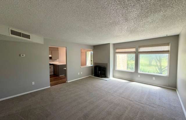 Golf Course Views! 2 bed, 2 ba with Balcony! Gallery 3