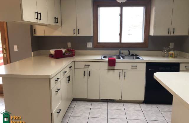3 Bedroom Home with a 3 Car Garage Gallery 3