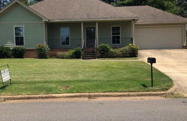 Leasing for Fall 2027 2203 Forest Lake Drive 3 Bed/ 3 Bath House Gallery 1