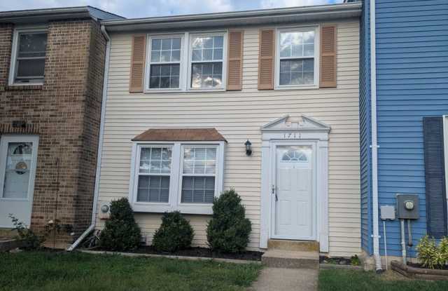 Renovated townhouse in established neighborhood available early October! - 1711 Country Court, Frederick, MD 21702