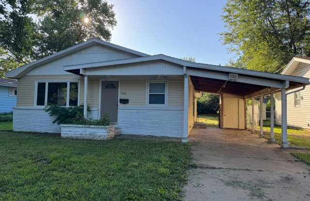 Cute 3 Bedroom Home Available Now - 702 North Lone Pine Avenue, Springfield, MO 65802