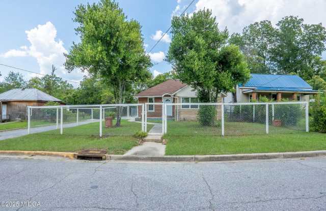 Fully Updated 2BR/2BA with New Appliances - $1,100 Gallery 3