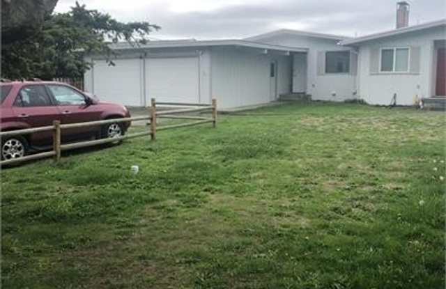 ***PENDING APPLICATION***High Bank Waterfront West Beach Duplex! Small Dog Friendly! - 1909 West Beach Road, Island County, WA 98277