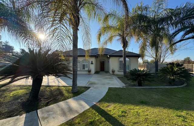 Spacious home with a pool! MOVE IN SPECIAL photos photos