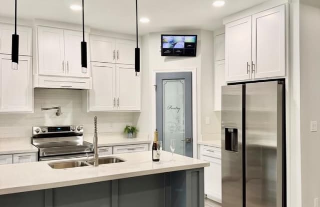 7005 HELICONIA DR Gallery 3