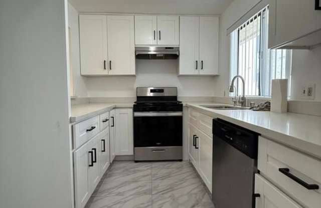 1038 Thompson Ave photos photos