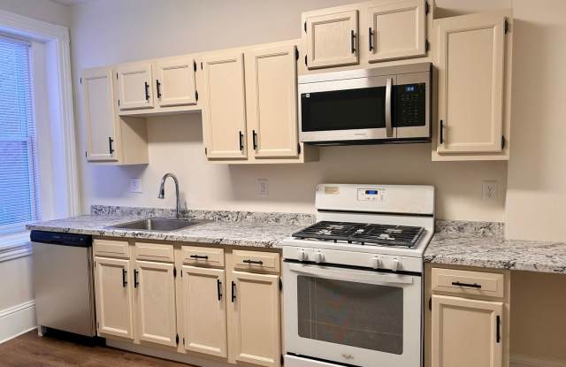 230 1/2 W Walnut St photos photos