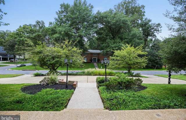7001 LOCH LOMOND DRIVE Gallery 2