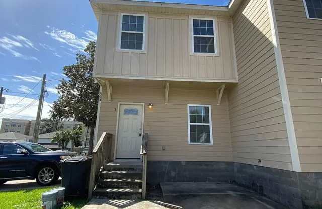 4/4  located on edge of campus Now Pre-Leasing for FALL 2027 Gallery 3