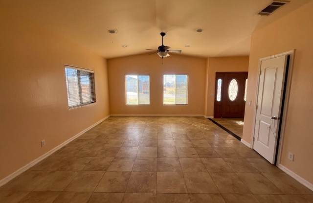 Spacious 4-Bed, 2-Bath Custom Home in California City – Convenient & Cozy! Gallery 3