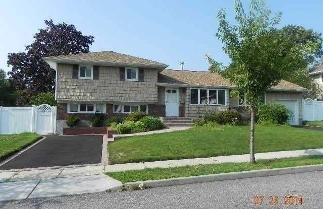 10 Halcourt Drive - 10 Halcourt Drive, Plainview, NY 11803
