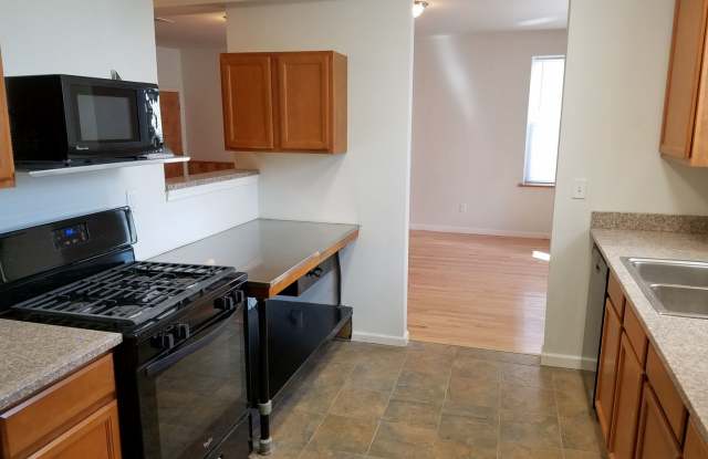 Incredibly Spacious 3 Bedroom / 3 Bathroom Apartment in North Oakland - CALL NOW! - 304 North Craig Street, Pittsburgh, PA 15213