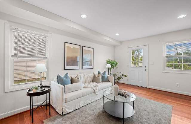 Renovated 2-Bedroom Home in the Heart of Mount Washington with Large Yard & Parking Gallery 3