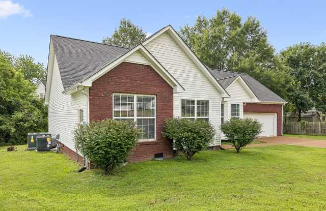 3BR/2BA + Bonus room, home in Thompsons Station, TN Gallery 3