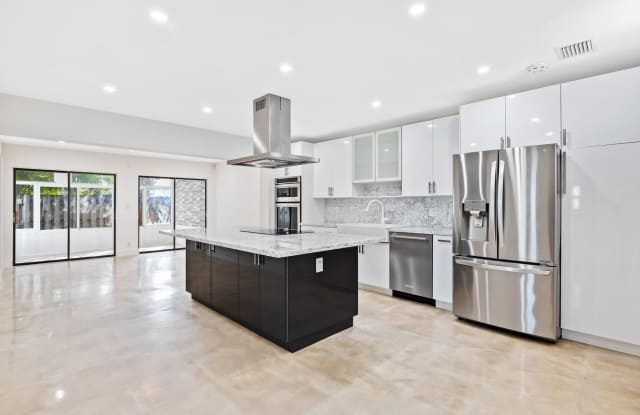 2200 NE 36th St 2 photos photos