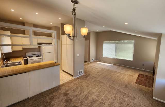 2 Bedroom Condo in UTC with Garage Gallery 1