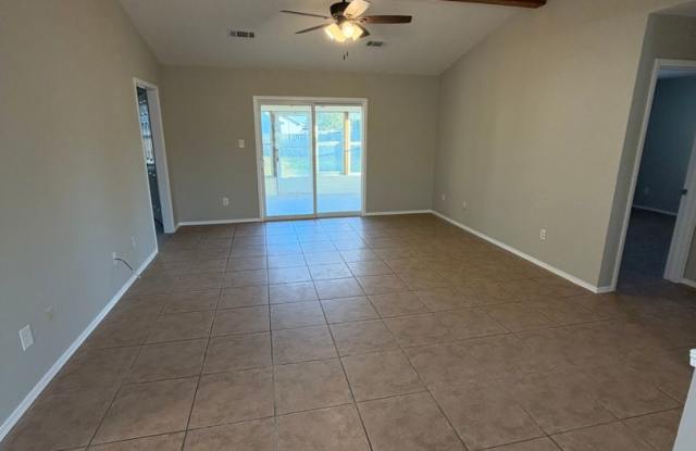 3 Bed 2 Bath House with 2 Car Garage.  Gas Heat & Hot Water. Gallery 4