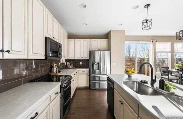 Stunning 2 bed/2.5 bath townhome w/2 car garage Gallery 3