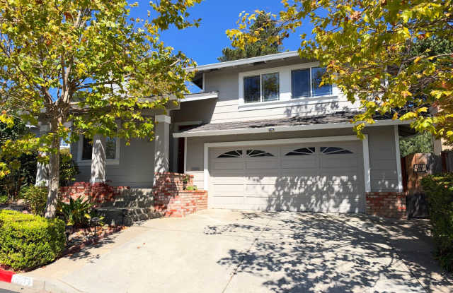 UPDATED HUGE 3BR/2.5BA 2250 sq/ft BRIGHT & SUNNY Baywood Park Home w Porch/Deck Community Pool Gallery 1