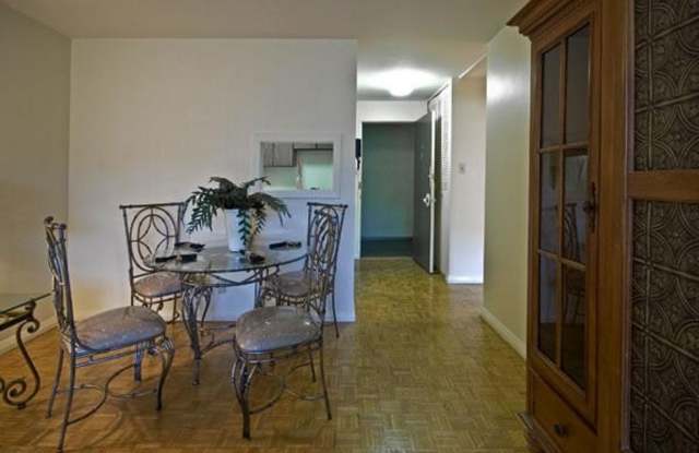 Charming 2 Bedroom-No Broker Fee Gallery 4