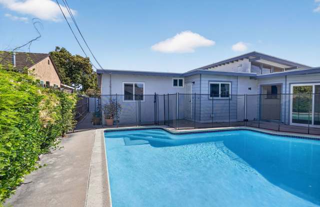 Beautiful 4-Bedroom Apartment with Pool, Garage & In-Unit Laundry in Fullerton Gallery 1