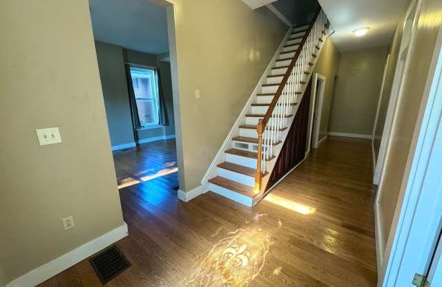 6 Bedroom / 2 Bathroom House - NEXT TO SEMO's CAMPUS, LARGE YARD, INTERNET INCLUDED Gallery 4
