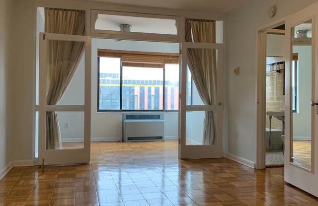 Top Floor Efficiency off Dupont Circle with Amazing City View!! Gallery 4
