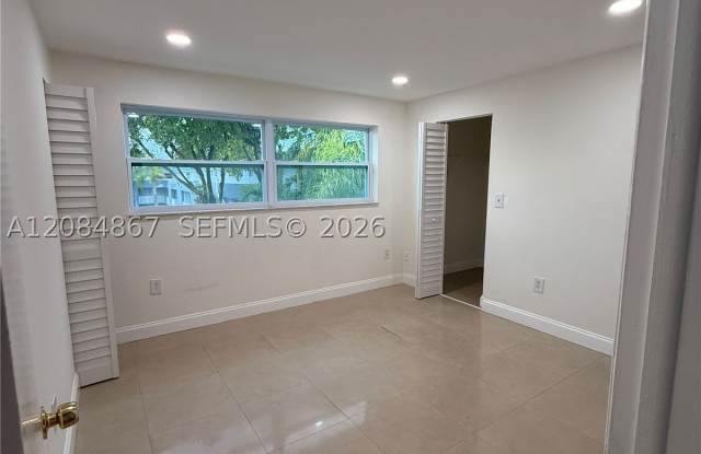9355 Fontainebleau Gallery 4