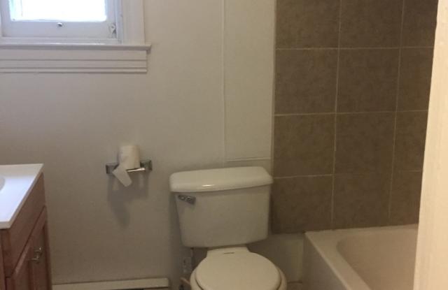 3-4 Bedroom 1 Bath with Parking and Laundry-York City SD Gallery 4