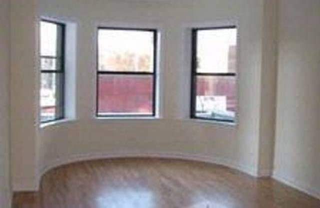 4716 N Sheridan Rd Gallery 2