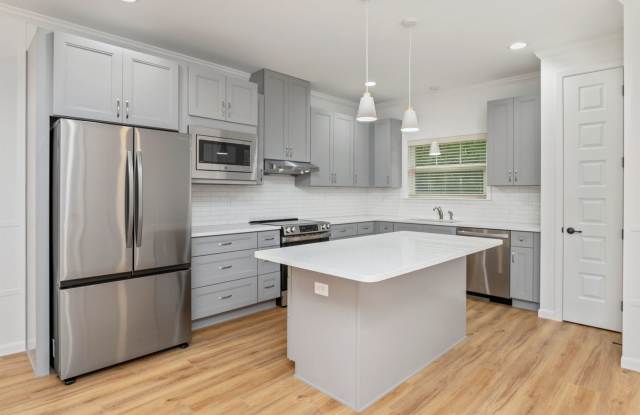 Stylish and Modern Townhome - 443 Cobb Avenue East, Crestview, FL 32539