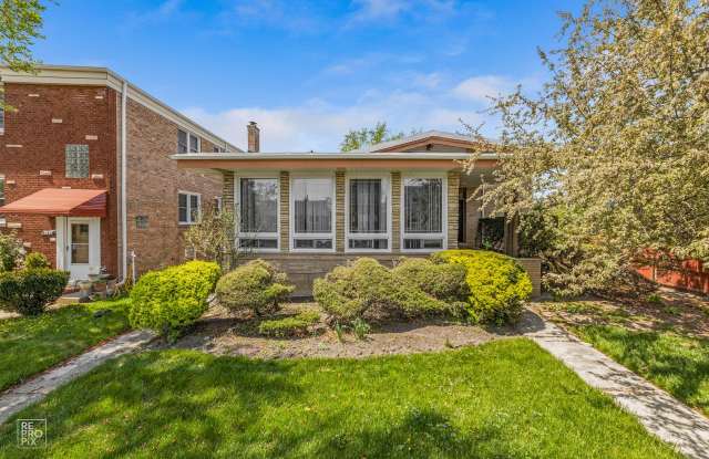Large Skokie Basement Apartment with Free Utilities Gallery 1