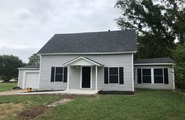 518 W McCart St - 518 West Mccart Street, Krum, TX 76249