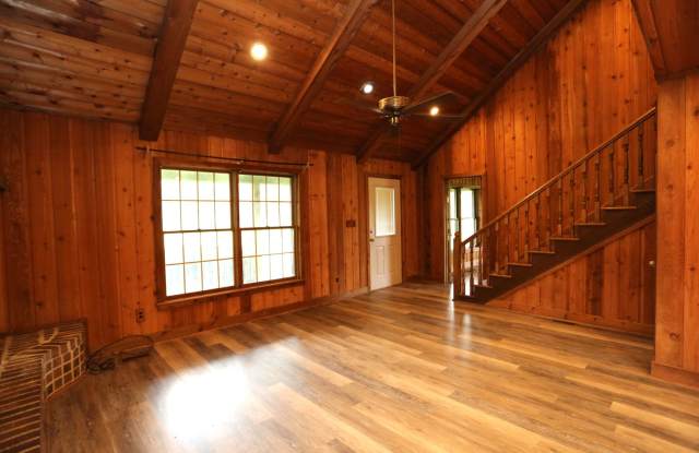 Cozy 3 Bedroom Cabin with Covered Carport Gallery 1