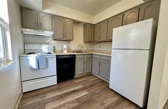 North Hills 3 Bedroom Townhome! In-Unit Washer & Dryer + Equipped Kitchen with Dishwasher! Call Today! Gallery 1