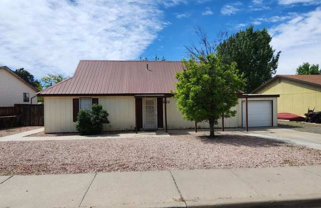 2 Bedroom Home Located in Bloomfield - 821 West Firwood Street, Bloomfield, NM 87413