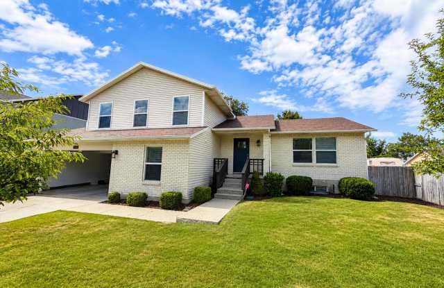 Spacious 5-Bedroom Sandy Home with Large Fenced Yard photos photos