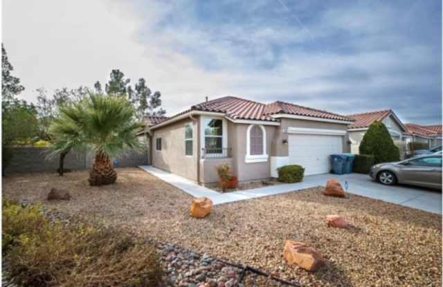 BEAUTIFUL SINGLE STORY HOME LOCATED IN GATED SEVEN HILLS COMMUNITY. OPEN AND AIRY LIVING SPACE WITH THE KITCHEN/DINING AREA OPEN TO THE LIVING AREA. TILE & LVP FLOORS THROUGHOUT. ALL MAJOR APPLIANCES INCLUDED. A MUST SEE!! photos photos