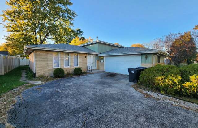 Welcome to the heart of South Holland’s Central District, where quiet charm meets everyday convenience. - 16710 Kenwood Avenue, South Holland, IL 60473