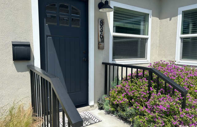 Charming Bungalow-Style Unit in Quiet Triplex with W/D photos photos