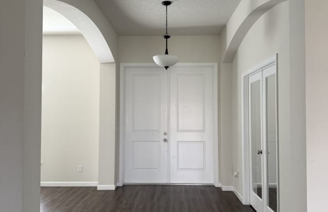 Gorgeous 3-4 bedroom Home off Becker Gallery 4