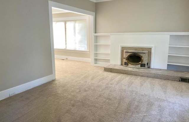 9404 25th Avenue Northeast, Lower unit Gallery 3
