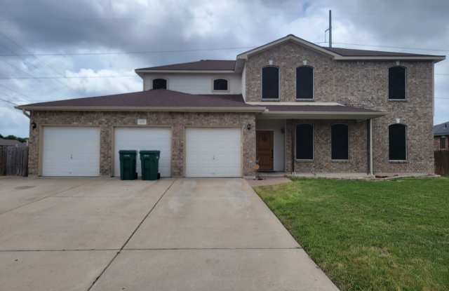 HUGE 4-5 BEDROOM IN HARKER HEIGHTS - OVER 2700 SQ FT - 101 West Running Wolf Trail, Harker Heights, TX 76548